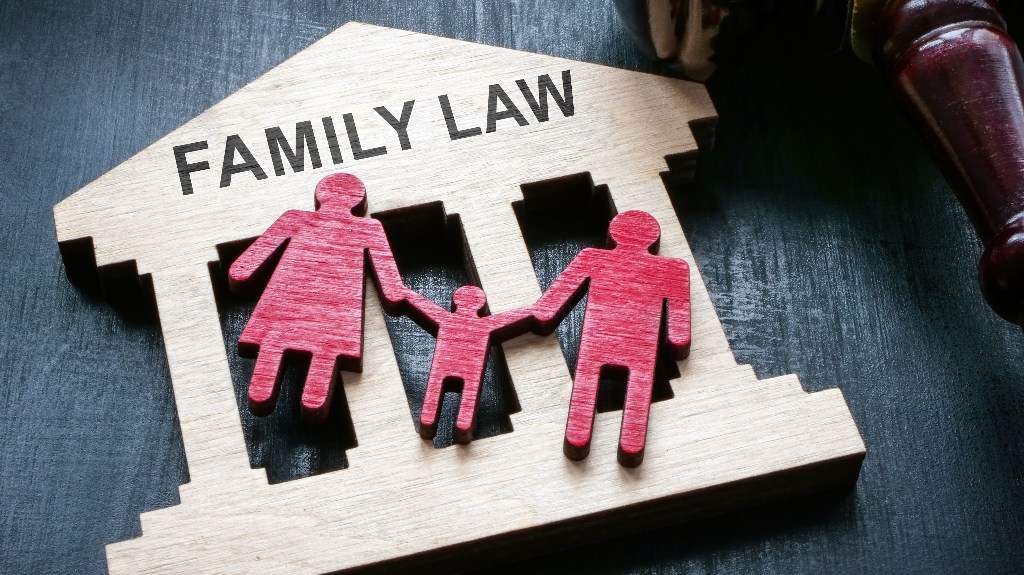 wooden sign with the inscription Family Law and wooden family figures